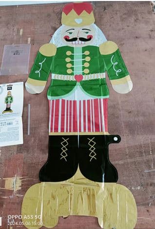 Figura hinchable con forma humana, de aluminio. Dispone de base.
Medidas 124 cm X 55 cm.
Se utiliza para decoración en épocas navideñas.
Se presenta para su venta al público doblado en un embalaje con descripción y advertencias.