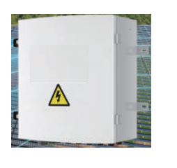 Unidad de control de red (NCU Network Control Unit) en forma de un armario eléctrico/electrónico con unas dimensiones aproximadas de 495 x 495 x 300 mm. Dispone de un procesador ARM Cortex - M3, software de control, toma de corriente 115V AC/230V AC (±10%), capacidad de conexión RS485 (interfaz estándar de la capa física de comunicación), conectores RJ45 y antena GPS.
Se presenta en una caja de cartón con su cableado.
Según declaración del solicitante su función principal es la monitorización del estado meteorológico en base a información recibida de diferentes sensores (sensores de velocidad del viento, de irradancia, de nieve, etc. que se presentan en embalajes distintos y siguen su propio régimen). Este artículo envía de forma inalámbrica los datos recibos a los controladores de los seguidores solares (TCU) que a su vez interactúan con el inclinómetro y el motor del seguidor solar.
Además, recopila y transmite la información más relevante de los TCU.