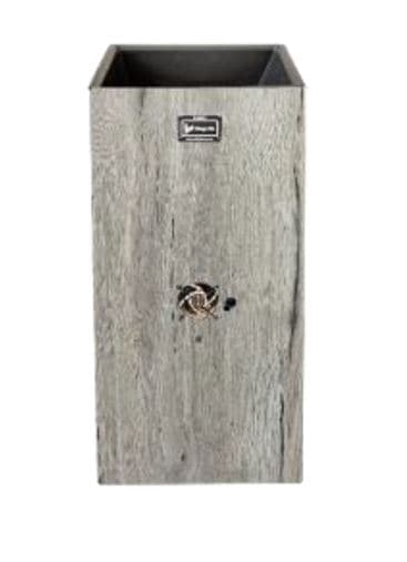 Artículo en forma de una maceta de madera con unas dimensiones aproximadas de 35 x 35 x 73,5 cm y un grosor de 16 mm. Su peso es de 15 Kg y dispone de un circuito de baja tensión a 12V. Además, en su parte delantera lleva integrados una chapa para el nombre de la planta/flor, un ventilador con rejilla de protección y una luz LED para indicar que nivel del depósito está bajo. En su parte trasera dispone de un conector de 12 V y de una rejilla.
En su parte superior incorpora un recipiente de acero de 3 kg para alojar la planta y en su interior, en la parte inferior, un aromatizador eléctrico con un depósito de 2,4 litros, un peso de 3 kg y unas dimensiones aproximadas de 32 x 32 x 31 cm.
Tanto el recipiente de acero como el nebulizador son extraíbles.