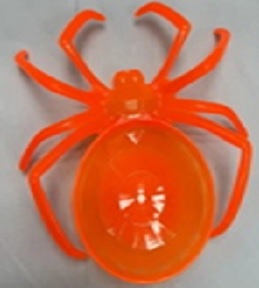 Manufactura de plástico consistente en una araña de color naranja que se utiliza como articulo decorativo. A su vez tiene un receptáculo para guardar caramelos. 
El producto presenta las siguientes medidas: 23 cm x 26 cm y el receptáculo mide 12 cm x 12 cm.
Se utiliza como artículo de adorno.
Está hecho de PVC.