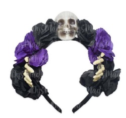 El artículo es una diadema de PVC provista flores moradas y negras que rodean una clavera en su parte central y una mano en cada lateral. Artículo para fiestas, carnaval, Halloween.
El producto se lleva en la cabeza para disfrazarse, entretenerse y divertirse en determinadas fiestas como en carnaval o Halloween.