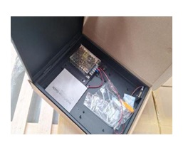 Caja metálica que se presenta conteniendo una fuente de alimentación con entrada de electricidad a 110-240 V en corriente alterna a 50/60 Hz de frecuencia y salidas de 13.7 V con 3.5A+1A o 13.8V con 5A+1A y habitualmente la misma frecuencia que de entrada. Además, incluye cableado, cierre con llave, indicadores led de estado, tamper de apertura, etc.
Puede presentarse con dimensiones de 345 × 70 ×280 mm y de 350 × 90 × 300 mm.
Se presentará en cajas con cuatro unidades embaladas individualmente.
Según declaración del solicitante está caja se usará para contener y proteger una tarjeta controladora.