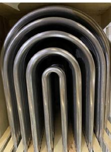 Tubos en forma de horquilla (tubos en U) sin soldadura estirados o laminados en frio de aleación de níquel UNS N10276 (aleación de Ni-Cr-Mo-W) y fabricados según la norma ASTM / ASME SB-622. Presentan un acabado gris mate, resultado del proceso de recocido y decapado.
Se presentan con diámetros exteriores que pueden ser de 25,4 o 19,05 mm, espesores de pared de 2,11 o 1,65 mm y diferentes longitudes y radios en la zona de giro.
Según declaración del solicitante estos tubos se utilizarán en la fabricación de intercambiadores de calor gracias a su gran resistencia a la corrosión y resistencia mecánica.