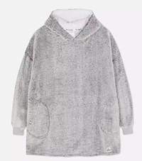 Prenda destinada a cubrir la parte superior del cuerpo, del tipo jersey con capucha, no reconocible como de hombre o de mujer, de tejido de punto (100% poliéster), con mangas largas con elástico en los puños y un bolsillo central en el pecho que se cierra con cremallera.
Se utiliza como prenda de vestir para estar calentito en casa, como bata de casa. Uso doméstico.
Poliéster.