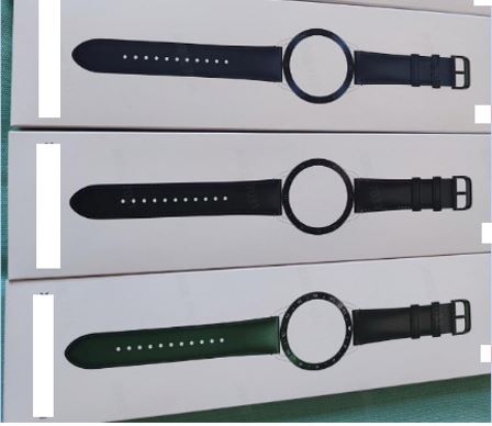 Surtido acondicionado para la venta al por menor compuesto por dos correas de nilón para reloj de muñeca y un bisel (engaste) decorativo de acero inoxidable y de cambio rápido. 
Se presenta, con diferentes diseños, acondicionado para la venta al por menor en un estuche que contiene el bisel y las dos correas.
Según la información técnica aportada este artículo se utiliza uniendo las correas al cuerpo de un reloj y colocando el engaste por presión sobre el cuerpo del mismo con el objeto de modificar su diseño, estilo, etc.