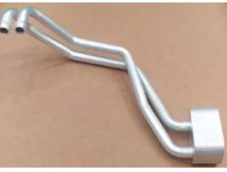 Artículo de aluminio compuesto por una brida de perfil curvo de la que sobresalen dos tubos curvos con recorrido en paralelo de un diámetro aproximado de entre 12 y 16 mm y un grosor de pared de aproximadamente 1 mm. Este artículo formará parte del sistema de aire acondicionado (HVAC) de un vehículo. 
Se presentan en caja de cartón con entre 40 y 60 unidades.
Según declaración del solicitante por este artículo circulara el líquido refrigerante de un sistema de aire acondicionado de un vehículo automóvil.
