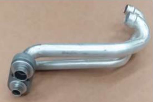 Artículo de aluminio compuesto por una brida de perfil curvo de la que sobresalen dos tubos curvos con recorrido en paralelo de un diámetro aproximado de entre 12 y 16 mm y un grosor de pared de aproximadamente 1 mm. Este artículo formará parte del sistema de aire acondicionado (HVAC) de un vehículo. 
Se presentan en caja de cartón con entre 40 y 60 unidades.
Según declaración del solicitante por este artículo circulara el líquido refrigerante de un sistema de aire acondicionado de un vehículo automóvil.