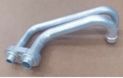 Artículo de aluminio compuesto por una brida de perfil curvo de la que sobresalen dos tubos curvos de diferente diámetro, con recorrido en paralelo, de diámetros aproximado comprendidos entre 12 y 16 mm y un grosor de pared de aproximadamente 1 mm. Este artículo formará parte del sistema de aire acondicionado (HVAC) de un vehículo. 
Se presentan en caja de cartón con entre 40 y 60 unidades.
Según declaración del solicitante por este artículo circulara el líquido refrigerante de un sistema de aire acondicionado de un vehículo automóvil.