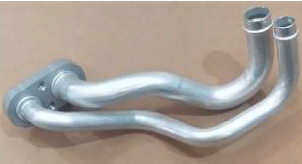 Artículo de aluminio compuesto por una brida de perfil curvo de la que sobresalen dos tubos curvos de diferente diámetro, con recorrido en paralelo, de diámetros aproximado comprendidos entre 12 y 16 mm y un grosor de pared de aproximadamente 1 mm. Este artículo formará parte del sistema de aire acondicionado (HVAC) de un vehículo. 
Se presentan en caja de cartón con entre 40 y 60 unidades.
Según declaración del solicitante por este artículo circulara el líquido refrigerante de un sistema de aire acondicionado de un vehículo automóvil.
