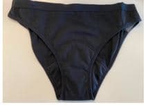 Ropa interior femenina, braga, confeccionada en tejido de punto con fibras de algodón y sintéticas. En la zona intima la braga dispone de varias capas absorbentes que retienen la sangre u orina.
Se utiliza para absorber el flujo menstrual durante su período o las pérdidas de orina.
Las composiciones pueden ser las siguientes:
-	89% poliamida, 11% elastano
-	58% poliamida, 29% poliéster, 13% elastano
-	95% algodón, 5% elastano