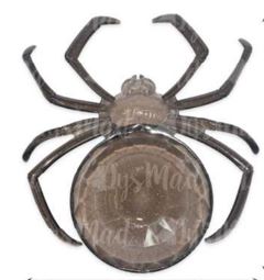 Manufactura de plástico de color marrón oscuro, consistente en una araña que se utiliza como articulo decorativo. El producto presenta las siguientes medidas: 23 cm x 26 cm. A su vez tiene un receptáculo plano para guardar algún caramelo.
Se utiliza como artículo de adorno.
Plástico