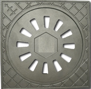 Manufactura de fundición de aluminio fabricada por colado.
Se trata de un artículo plano de perfil cuadrado con laterales de 210 mm que en su interior incorpora una pieza circular separable con un diámetro de 172 mm.
Se presenta en bolsas de 2 unidades, en cajones de cartón o madera colocados en pallets.
Según declaración del solicitante se trata de una arqueta de aluminio para uso exclusivo del registro de la conexión de puesta a tierra.