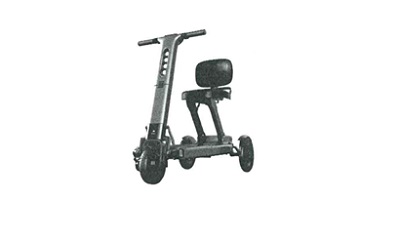 Vehículo scooter de tres ruedas con motor eléctrico alimentado por batería, plegable y provisto de un asiento.
El vehículo presenta las siguientes características:
— Una plataforma horizontal que conecta las partes delantera y trasera del vehículo.
— 3 ruedas pequeñas.
— Un asiento sin brazos ni agarraderos.
— Una columna de dirección.
El vehículo mide 109x55x89 cm desplegado y 60x55x28 cm plegado. 
Peso máximo 120 Kg. 
Velocidad máxima 6.4 Km/h. 
Autonomía 1 batería 15 Km. 
Material aluminio grado aeronáutico, plástico de alta tecnología y PVC.