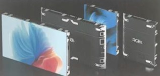 Pantallas led de diferentes dimensiones compuestas por un número variable de gabinetes metálicos (cabinet led) que a su vez incorporan en su parte frontal módulos formados por diodos LED y orificios para unirse a una estructura.
Según la información aportada estas pantallas pueden reproducir video, gráficos, texto, etc. en una amplia gama de colores, se presentan conjuntamente con una tarjeta de control que hace las funciones de procesador de video a la que se unen por medio de un cable de datos. Estas pantallas son capaces de reproducir las señales procedentes de una máquina automática para el tratamiento o procesamiento de datos a la que se conectan a través de puertos USB, RJ45, DVI o HDMI. Dependiendo del modelo disponen de diferentes densidades de pixel (entre 0,7 mm y 10,4 mm), resoluciones, velocidades de refresco y niveles de brillo.  
Se presentan desmontadas en embalajes de diferentes tipos en función del tamaño del gabinete o de la solicitud del cliente.
La reproducción de video, gráficos y texto.