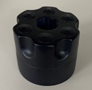 Dispositivo de cierre de plástico tipo tapón. Incorpora un embellecedor y collarín.
El tapón es de aluminio por fuera y de plástico por dentro. El embellecedor es de aluminio exteriormente, incorpora una parte plástica por dentro que es la que se ajusta al frasco y en su parte superior se ajusta un collarín de aluminio que es la que está en contacto con la parte plástica del tapón cuando este se coloca.
Su uso es para el sector de la perfumería.
Aluminio y plástico.
Los tres componentes se ensamblan y se entregan como una sola unidad. Se producen mediante un proceso de embutición y acabado anodizado en distintos colores.