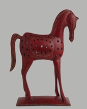 Articulo decorativo de metal común (hierro) consistente en un caballo que dispone de agujeros en forma de estrellitas que iluminan de forma tenue la luz que sale del interior. Dispone de una apertura sencilla donde se puede colocar una pequeña vela. Esta IAV no incorpora la vela.
Peso: 960 gramos.
Medidas: 40 (ancho) x 10 (largo) x 41(alto) cm.
Según declaración del interesado se utiliza para iluminar las veladas en Navidades.