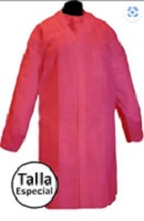 Bata de un solo uso, color rojo, confeccionada con tela sin tejer con cierre delantero mediante velcros, cuello tipo camisa y manga larga ajustable en la zona de la empuñadura mediante gomas de ajuste; medidas (120 x152 cm).
Función o uso: Se utiliza para protección de uso general contra riesgos menores.
Composición de la mercancía: Está hecha de fibras sintéticas (polipropileno (PP) de 35 g/m2).