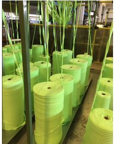 Manufactura textil en forma de cinta de 25 mm de anchura. Se obtiene por punto por urdimbre y tiene bucles de hilados en su superficie. Está fabricado con hilados de poliéster y poliamida con predominio del primero. No dispone de orillo de ninguna clase. Envasada en rollos.
Las cintas se utilizan en la fabricación de las fregonas.
Fibras sintéticas.