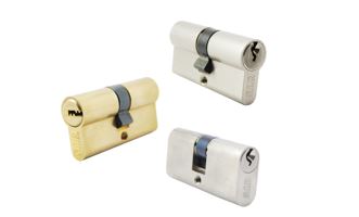 Cilindro de una cerradura de edificios.
Está realizado íntegramente en metal común (Cobre con acabado satinado o latón) e incorpora un mecanismo de cierre accionado exclusivamente por llave.
Su destino es montarse en una cerradura.
Metal común, cobre o latón.