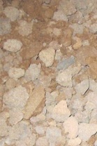 Clinker de cemento aluminoso. Producto obtenido por la calcinación de un sinterizado de calizas y bauxitas, con un contenido de Al2O3 del 50-53%. Es un producto duro, estable y no pulverulento de fácil manipulación y almacenaje.
Para la siderurgia del acero.