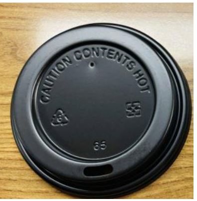 Tapa para envase. Desechable. El producto no incluye el envase, únicamente la tapa. Se fabrica mediante extrusión termoformación y cortado. Peso 2,6 gramos/unidad
Está diseñada para tapar el vaso de café.
Está fabricada en poliestireno.
Se presenta en la aduana acondicionado en formato de 960 unidades.