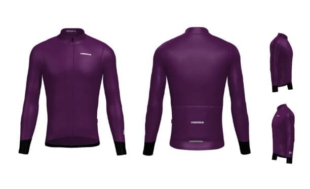 Maillot de manga larga, no de punto, confeccionado en fibras sintéticas. Dispone de un con corte ajustado ideal para ciclistas que buscan una prenda que se adapte perfectamente a su cuerpo, con terminación de manga con puño en corte vivo de lycra indesmallable para un ajuste perfecto. Unisex.
Se utiliza para la práctica del ciclismo.
Esta confeccionado en fibras sintéticas (85% poliamida, 15% de elastano). La composición del tejido de la prenda es: Vuelta Alchemy.