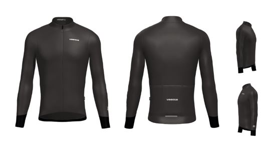Maillot de manga larga, no de punto, confeccionado en fibras sintéticas. Dispone de un con corte ajustado ideal para ciclistas que buscan una prenda que se adapte perfectamente a su cuerpo, con terminación de manga con puño en corte vivo de lycra indesmallable para un ajuste perfecto. Unisex.
Se utiliza para la práctica del ciclismo.
Esta confeccionado en fibras sintéticas (85% poliamida, 15% de elastano). La composición del tejido de la prenda es: Vuelta Grigio.