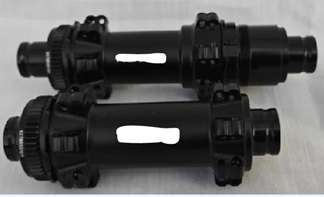 Se trata de bujes sin freno reconocibles como destinado principalmente para bicicletas del Capítulo 87 debido a sus características objetivas (incluido diseño y dimensiones).
Según declaración del importador son bujes fabricados en aluminio. 
El juego de bujes (para rueda trasera y delantera) tiene un peso aproximado de 300 gramos. 
Se presentarían ante la aduana en embalaje de cartón y en cantidades que podrían variar entre 1 a 20 unidades. 
Destinados a formar parte de una rueda completa de bicicleta.