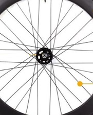 Descripción física:
Se trata de radios reconocibles como destinado principalmente para bicicletas del Capítulo 87 debido a sus características objetivas (incluidas diseño y dimensiones).
Según declaración del importador los radios están fabricados en carbono con los extremos de titanio o de acero, con unas longitudes que varían, según el montaje al que vayan destinados, entre 142 a 309 mm y un peso aproximado de 2 a 3 gramos por unidad de radio. 
Según el modelo, el radio se compone de dos piezas o de una única pieza. 
Se presentan ante la aduana en embalajes de cartón y en cantidades que puede ser de 10 a 560 unidades. 
Destinados a formar parte de una rueda completa de bicicleta.