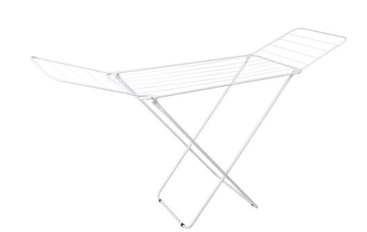 Tendedero de hierro esmaltado, con alas plegables de tubo metálico de 9,5mm de diámetro y cuerpo y patas de tubo metálico de 11 mm de diámetro y 14 mm de diámetro, respectivamente.
Dispone de topes de plástico en las patas para una mayor estabilidad, estructura reforzada y es de fácil plegado.  Está recubierto de pintura electrostática en color blanco para una mayor resistencia a la oxidación.

Medidas (abierto) 171 x 46 x 96cm.
Peso:  1,67 kg.
Se utiliza para tender la ropa.