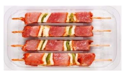 Preparación alimenticia marinada a base de trozos (cuya procedencia no puede identificarse) de magro de cerdo (brocheta adobada) con un contenido de carne superior al 80% en peso.
 
Se presenta envasada en bandeja con atmosfera protectora y un peso aproximado de 350 a 370 g.
Según la información aportada se destina al consumo humano.