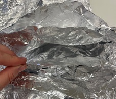 Se trata de hojas de aluminio sin soporte, lisas, con espesor inferior a 0,021 mm (rango entre 0,00635 y 0,009 mm) y ancho de 800 y 1.200 mm. Se presentan en bobinas de 750 y 1.100 kilogramos de peso. 
Las hojas no presentan ningún trabajo, se encuentran simplemente laminadas.
Función o uso:
Según declaración del importador estas hojas de aluminio se utilizarán para usos distintos del doméstico, concretamente se utilizarán para la fabricación de aislantes térmicos y acústicos y para la fabricación de embalajes flexibles para la protección y/o envasado de alimentos.