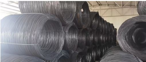 Alambrón de acero sin alear bajo en carbono (contenido en carbono entre el 0,06% y el 0,09%) se trata de un producto liso (sin muescas, relieves, etc.). Según declaración del solicitante se fabrica por laminación en caliente, su sección transversal es circular (5,5 mm. de diámetro) y se presenta, en contenedores, en bobinas con un peso unitario aproximado de 2 toneladas.
Según declaración del solicitante se destinan al trefilado y posterior galvanizado para obtener como producto final alambre galvanizado para consumo en la UE.