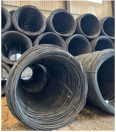 Alambrón de acero aleado bajo en carbono (contenido en carbono 0,09% y de cobre 0,44%) se trata de un producto liso (sin muescas, relieves, etc.). Según declaración del solicitante se fabrica por laminación en caliente, su sección transversal es circular (5,5 mm. de diámetro) y se presenta, en contenedores, en bobinas con un peso unitario aproximado de 2 toneladas.
Según declaración del solicitante se destinan al trefilado y posterior galvanizado para obtener como producto final alambre galvanizado para consumo en la UE.