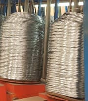 Alambre de acero sin alear de bajo carbono trefilado y galvanizado con un contenido de carbono superior a 0.06% e inferior a 0.25% en peso.
Estos alambres se presentan en bobinas y pueden tener un diámetro/corte transversal de entre 2.00 mm y 5.00 mm.
Recubrimiento de zinc 50-60 micras.
El producto se presenta en bobinas de 1.000 kilos flejadas y con anillas.
Función o uso: 
Según declaración del solicitante este artículo se destina a la fabricación de paneles, viticultura, automoción, entre otros.