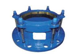 Se trata de un accesorio de conexión para tuberías de PE y PVC sin roscar, con collarín, un extremo bridado y en el otro extremo orificio para introducir el tubo con cierre/bloqueo mecánico y estanco. 
Está fabricado por moldeo con fundición de hierro EN-GJS-500-7 (fundición de grafito esferoidal), con recubrimiento epoxi, tornillería de acero y junta EPDM.
Se presenta con diferentes dimensiones y en cajas de madera sobre palets.
Estas piezas sirven para conectar tuberías.