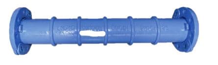 Se trata de un accesorio de conexión para tuberías sin rosca, de diferentes dimensiones, con longitud de entre 800 y 1.000 mm.
Está fabricado por moldeo con fundición de hierro EN-GJS-500-7 (fundición de grafito esferoidal), con recubrimiento epoxi y junta EPDM.
Esta pieza sirve para conectar tuberías con bridas en ambos lados.
