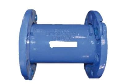 Se trata de un accesorio de conexión para tuberías sin rosca, de diferentes dimensiones, con longitud de entre 100 y 1.000 mm.
Está fabricado por moldeo con fundición de hierro EN-GJS-500-7 (fundición de grafito esferoidal), con recubrimiento epoxi y junta EPDM.
Esta pieza sirve para conectar tuberías con bridas en ambos lados.