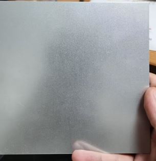 Según declaración del solicitante se trata de un producto laminado plano de acero sin alear, de anchura superior a 600mm, pasivado químicamente y revestido con una aleación de Zinc + Aluminio + Magnesio por inmersión en caliente. 
Este producto se importará enrollado en bobinas entre 5 y 25 toneladas.
Este producto esta normalizado por la EN10346, y los métodos de examen están de acuerdo a dicha norma.
Según la documentación aportada se utilizará en la fabricación de artículos para vehículos, para uso domésticos, etc.