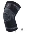 Articulo textil (rodillera) confeccionada en tejido de punto de fibras de nailon (80%) y poliéster (20%). Incorpora dos correas elásticas integradas para un ajuste personalizable del nivel de sujeción. No contiene varillas, bisagras ni elementos rígidos.
Función o uso:  Se utiliza para la protección de las rodillas, proporcionando sujeción firme, compresión graduada y estabilización a la articulación de la rodilla durante la práctica de actividades deportivas. Su finalidad es mejorar el confort y la sensación de seguridad del deportista.
Características de los componentes: Se presenta para su venta al por menor en un pack que contiene dos unidades. Tamaños S, M, L, XL.