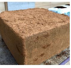 Según declaración del interesado, se trata de fibras de coco procedentes de la cascara dura y la pulpa del coco, una vez se separan las fibras del mesocarpio, se lavan para eliminar impurezas y se dejan secar al sol o en ambientes ventilados.  Se seca y se elimina el polvo y las partículas no deseadas según a granulometría del producto.
Se utiliza para elaborar sustrato para uso agrícola.
Se presenta para su venta al público en bloques de 5k.