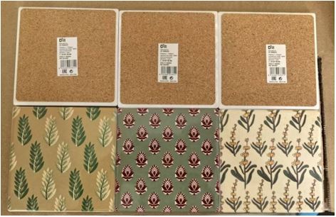 Articulo de uso doméstico de cerámica dolomita consistente en un posavasos. Tiene un peso de 0,10 kg y unas medidas de 10x10x0,8 cm. Dispone de parte inferior de corcho y parte superior de cerámico con diseños varios.
Se utiliza para colocar los vasos y no dañar ni manchar la superficie de la mesa.
