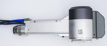 Aparato laser compuesto por lente, resonador, etc. con forma de cabezal que se instalará en una máquina de limpieza por láser que funciona por arranque de materia.
Se presenta embalado en cajas de madera con compartimentos para cada uno de ellos protegidos individualmente.
Función o uso: Según declaración del solicitante este artículo se instalará en una máquina de limpieza.