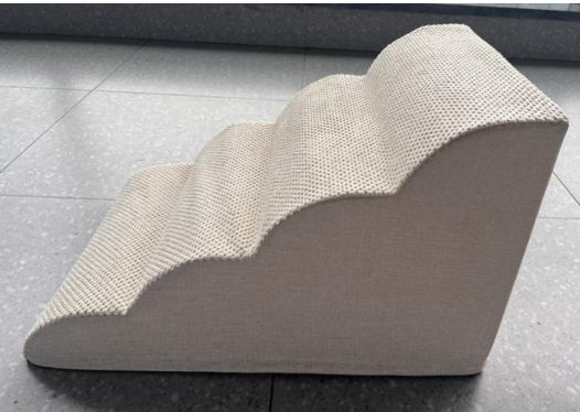 Mueble de plástico consistente en una escalera hecha de espuma de p poliuretano (PU, 30D), sin armazón rígido ni elementos eléctricos o mecánicos tapizada con una funda textil extraíble y lavable de poliéster. 
Dimensiones aprox.: 60 × 40 × 35 cm; peso: 2,7 kg; color: beige; base antideslizante.
Se utiliza como mobiliario.