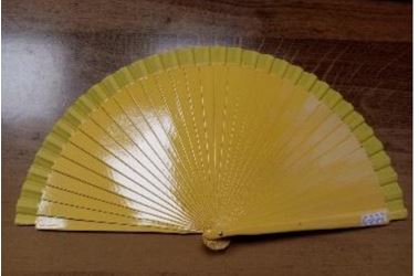 Abanico con varillas de madera (no es de bambú, ni de tablero de fibras) y con país de tejido. Dispone de un 90% de madera y un 10% de tejido.  
Tiene dos tamaños 19 x 2 cm y 23 x 2.5 cm. Las varillas y tejido son del mismo color.
Se utiliza para refrescarse agitando el aire para crear una corriente que alivie el calor.