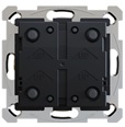 Interfaz de entrada multifunción y programable para el control de sistemas de automatización de edificios. Está diseñad para ser empotrada en una caja de mecanismo estándar para interruptor con unas dimensiones de 55 x 55 x 28,8 mm. Funciona con una tensión nominal de 29 VDC.
Dispone de hasta cuatro zonas de pulsación mecánica, sonda de temperatura, termostato, conector para el estándar KNX, etc. 
Según la información aportada las funciones de la sonda son proporcionar información de la temperatura a través de otros dispositivos y entrada de datos para los cálculos internos de la funcionalidad de termostato para poder efectuar un control termostático de la estancia. 
Este artículo no está conectado a los elementos finales, sino que se comunica y hacer de interfaz para que el usuario final establezca las acciones deseadas en la instalación.
Función o uso: Según declaración del solicitante su función principal es capturar acciones del usuario e información ambiental para transmitirla en forma de señales digitales de datos a través de un bus de comunicación a otros dispositivos (actuadores) con el fin de que se ejecuten las acciones deseadas por el usuario. Utilizándose en el control de sistemas de automatización de edificios (domótica).