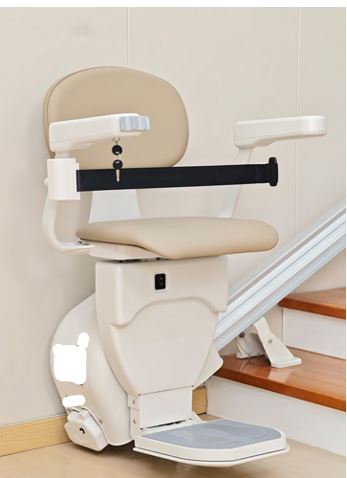 Se trata de un dispositivo de elevación para personas con movilidad reducida.
El dispositivo consta de:
•	Un asiento acolchado y giratorio con reposabrazos abatibles (manual o eléctricamente).
•	Reposapiés plegable.
•	Cinturón de seguridad, sistema de control mediante pantalla (LCD display) y sensores de parada.
•	Motor eléctrico (potencia 350W).
•	Baterías: 2 x 12v x 9 Ah. Carga automática en los extremos.
•	Guía/riel metálico.
•	Carga máxima: 1 persona/120 Kg.
El movimiento es motorizado por un motor eléctrico y batería recargable.
El dispositivo se desplaza sobre un riel o guía fijada a lo largo de la escalera para facilitar la accesibilidad en viviendas o edificios a personas con movilidad reducida o discapacidad.