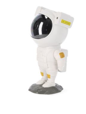 Proyector de sobre mesa con forma de astronauta que proyecta 8 modos de estrellas y nebulosas. Dispone de funciones como el brillo ajustable, temporizador con dos espacios temporales (45 y 90 minutos), cambio de color de la proyección, etc. Se presenta con un control remoto y un cable USB. En base a la información aportada este artículo no dispone de sonido. 
Se trata de un aparato eléctrico, fabricado en su mayor parte con plástico, con una potencia nominal de 5 W y un voltaje de entrada de corriente continua a 5 V/2 A.
Sus dimensiones aproximadas son de 155 x 113 x 233 mm y su peso aproximado de 0,6 Kg.
Según declaración del solicitante las proyecciones se utilizan como ayuda para relajarse y conciliar el sueño.