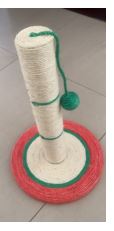 Articulo compuesto de una plataforma de madera forrada de sisal. Se la plataforma va insertada una barra de cartón forrado también de sisal. De la parte superior de la barra sale un cordel con una bola.
Se utiliza como rascador para los gatos, para que se afilen las uñas.
Papel 20%, sisal 65%, madera y pegamento 15%.