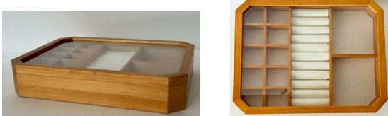 Articulo de madera consistente en un joyero rectangular de madera de pino barnizada, con tapa superior de vidrio transparente y compartimentos interiores. para organizar joyas. Dispone de un forro interior en material textil acolchado para protección de joyas.
Tiene unas medidas aproximadas de 30 × 23 × 5,5 cm y tiene un peso neto de 0,77 kg.
Se utiliza como contenedor para organizar joyas.
Se presenta para su venta al público en una bolsa de plástico, con una plancha de espuma protectora de 1 cm de grosor sobre la superficie de vidrio.